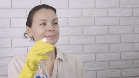 Spray on mirror. Video stock 135720587