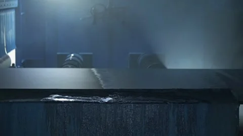 A spray painting system is applying coating to a steel plate Vidéo 308757121