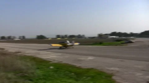 A spray plane flies to fertilize fields before the rain Video stock 20048547