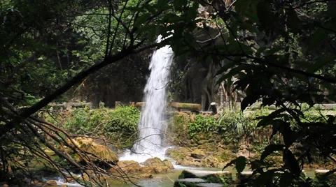 Spray waterfall Vídeos de archivo 32235877