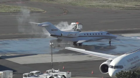 Spraying deicer on a jet Stockbeeldmateriaal 46097593