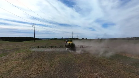 Spraying field. John Deere Tractor use spray and irrigation. Vídeos de archivo 211478746