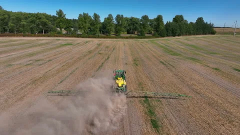 Spraying field. John Deere Tractor use spray and irrigation. Видео 212033554