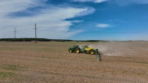 Spraying field. John Deere Tractor use spray and irrigation. Vídeos de archivo 212060704