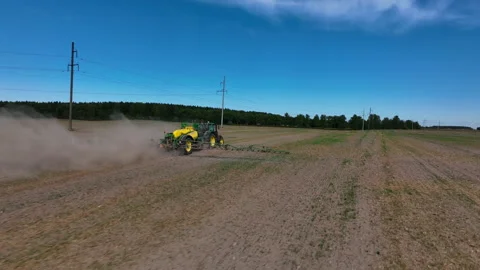 Spraying field. John Deere Tractor use spray and irrigation. Видео 212103552