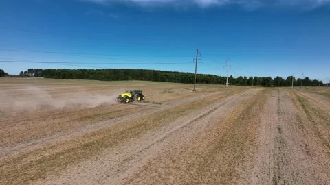 Spraying field. Tractor use spray and irrigation. Vidéo 218429263