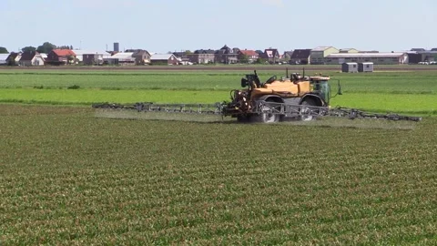 Spraying tractor 库存影片 139446380