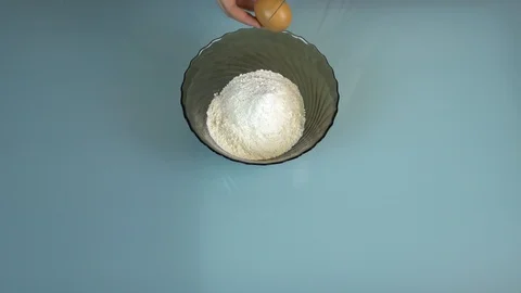 Spread the egg in a bowl of flour Video stock 99044688
