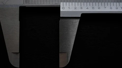 Spread out for measurement and decrease. working vernier calipers. 库存影片 122610050