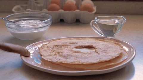 Spread pancake from the pan in a plate. Stock-Footage 112913779