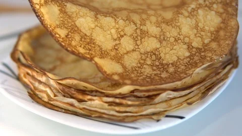 Spread the prepared pancake on a plate 動画素材 86134516