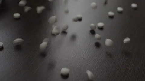 Spread the tablets on the table. White round tablets. Vídeo Stock 95551833