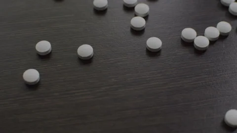 Spread the tablets on the table. White round tablets. 库存影片 95554470