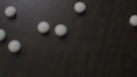 Spread the tablets on the table. White round tablets. Видео 95554503