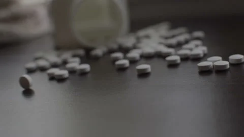 Spread the tablets on the table. White round tablets. 스톡 동영상 95554562