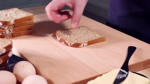 Spreading butter on a slice of bread.  動画素材 146276581