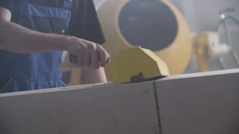 Spreading concrete with a trowel spreader 動画素材 91547546
