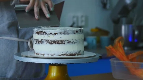 Spreading the cream on the cake Video stock 75539908