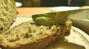 Spreading of fresh avocado on bread 動画素材 86026482