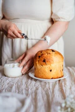 Spreading icing on homemade easter cake. Foto stock