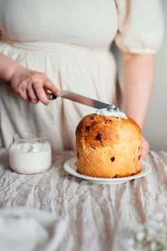 Spreading icing on homemade easter cake. Foto stock