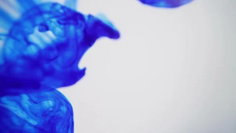Spreading of inks in water in slow motion 動画素材 166404108