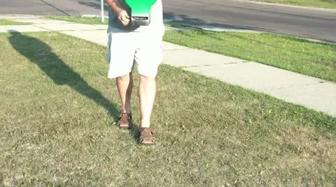 Spreading Lawn Fertilizer 스톡 동영상 12614173