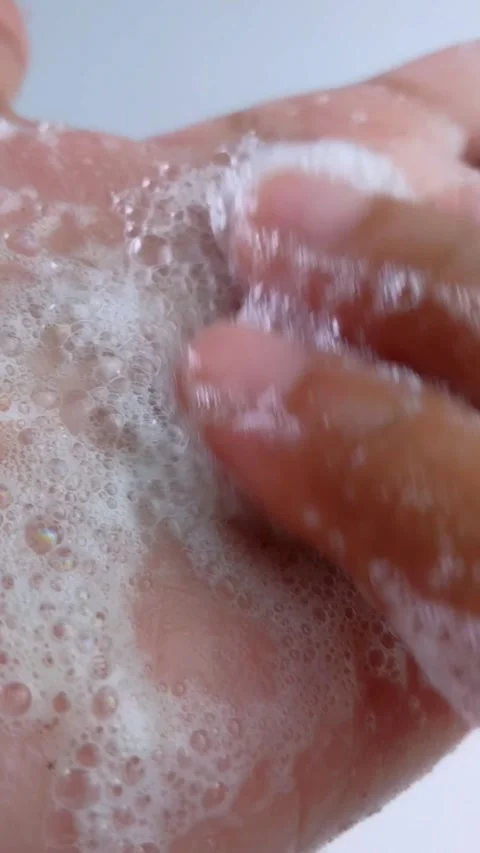 Spreading soap foam bubbles on palm and showing it from close up. Hand hygi.. Vídeos de archivo 335022652