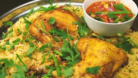 Spreading spring onion on the plate of  chicken mandy rice with sauce. selective Stock Footage 105382635