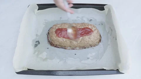 Spreading Tomato Sauce On Cooked Meatloaf Top View Vidéo 332811248