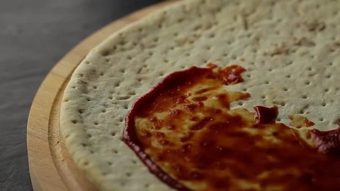 Spreading tomato sauce Video stock 170538836