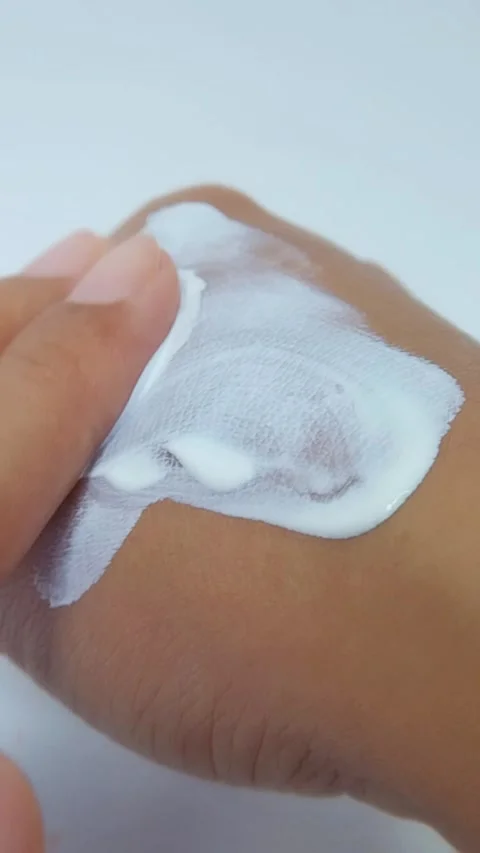 Spreading white sunscreen cream thoroughly and evenly onto the skin surface.. Vídeos de archivo 331255126