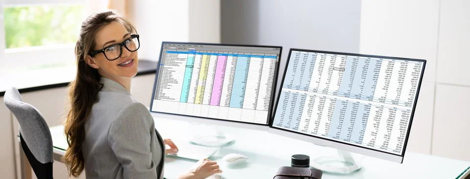 Spreadsheet Analyst Employee Using Computer Monitors 库存照片