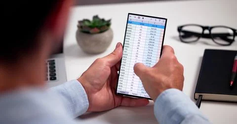 Spreadsheet Data Analyst Using Computer Software On Phone Foto stock