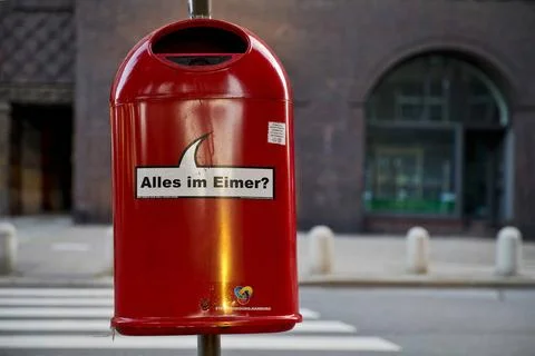 Sprechender roter Muelleimer Alles im Eimer? , Kampangne der Stadtreinigun... Stock Photos