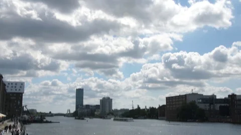 Spree (River) with Molecule Men 動画素材 78412618