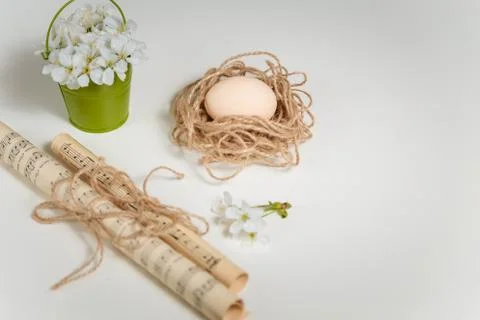 Spring and Easter concept. Cherry blossom in green decorative bucket, hen egg Foto stock