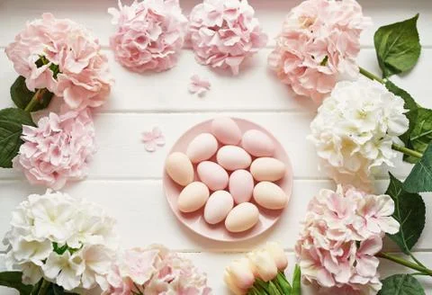 Spring and Easter holiday greeting card concept. Pink and white hydrangeas, y Stock-Fotos