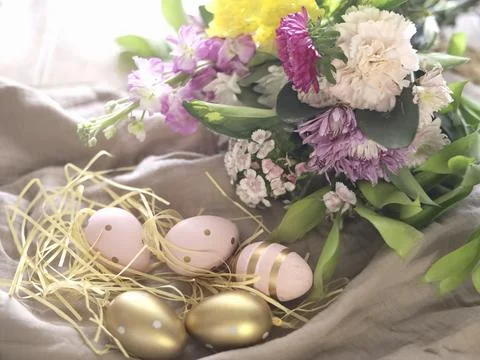 Spring Bouquet With Decorated Easter Eggs Stockfoto's