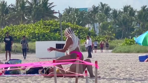 Spring breakers going wild in south beach Vidéo 158418227