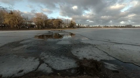 Spring breaking ice on lake, time lapse 库存影片 104688803