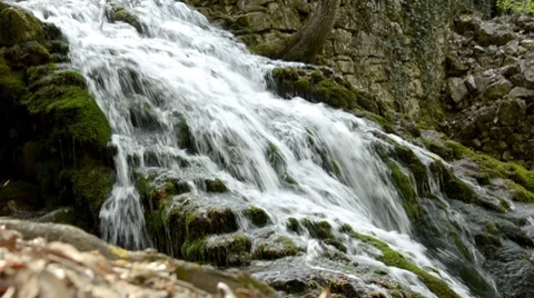 Spring cascade 库存影片 8679824