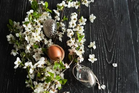 Spring cherry blossoms and Easter eggs on old wooden background. Foto stock