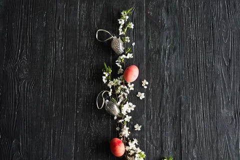 Spring cherry blossoms and Easter eggs on old wooden background. Foto stock