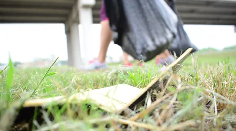 Spring City Garbage Clean up Vídeos de archivo 39637258