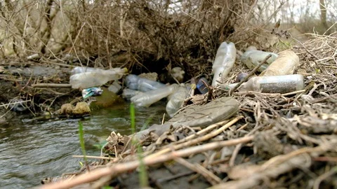 Spring clean creek contaminated with plastic garbage. Vídeo Stock 129420178