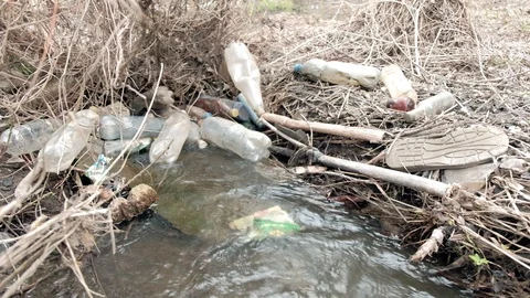 Spring clean creek contaminated with plastic garbage. Video stock 129420948