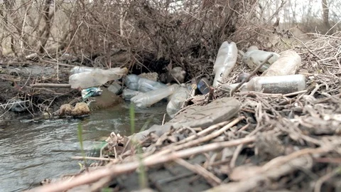Spring clean creek contaminated with plastic garbage. 動画素材 129422363