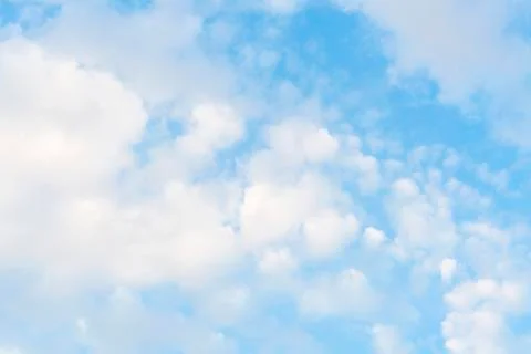 Spring clouds float in the blue sky over the Manhattan New York City. Foto stock