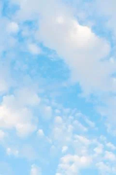 Spring clouds float in the blue sky over the Manhattan New York City. Foto stock